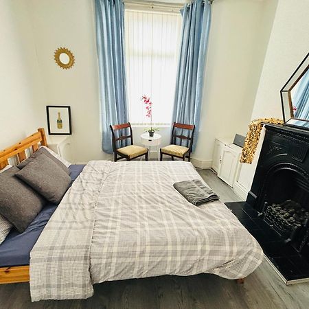 Entire 3 Bedroom House- Free Parking Liverpool Exterior foto