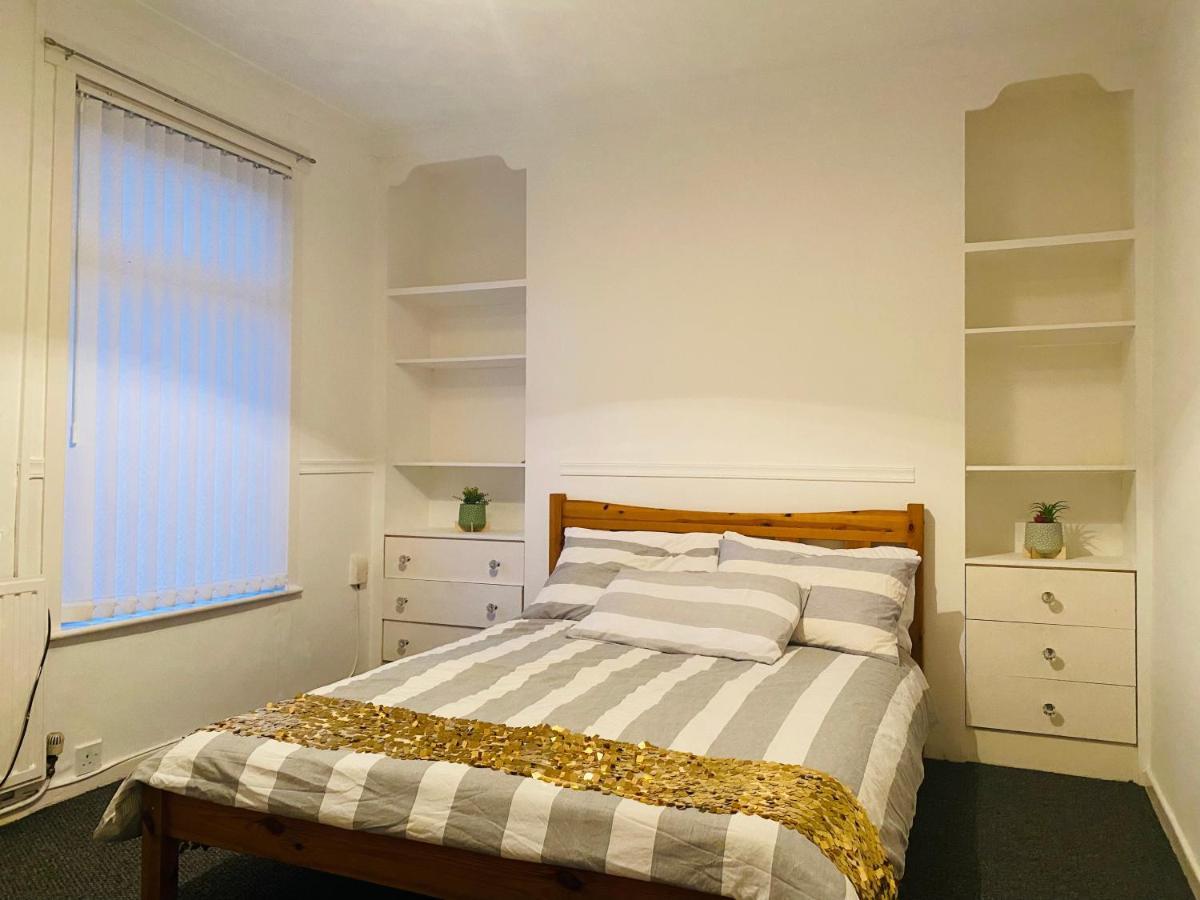 Entire 3 Bedroom House- Free Parking Liverpool Exterior foto