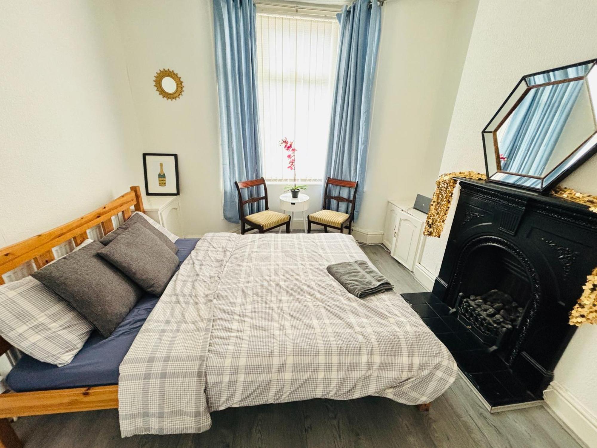 Entire 3 Bedroom House- Free Parking Liverpool Exterior foto